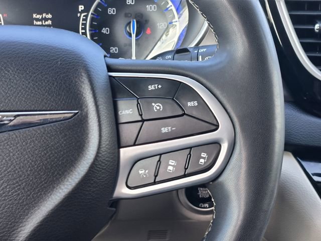Used 2023 Chrysler Pacifica Touring-L image 27