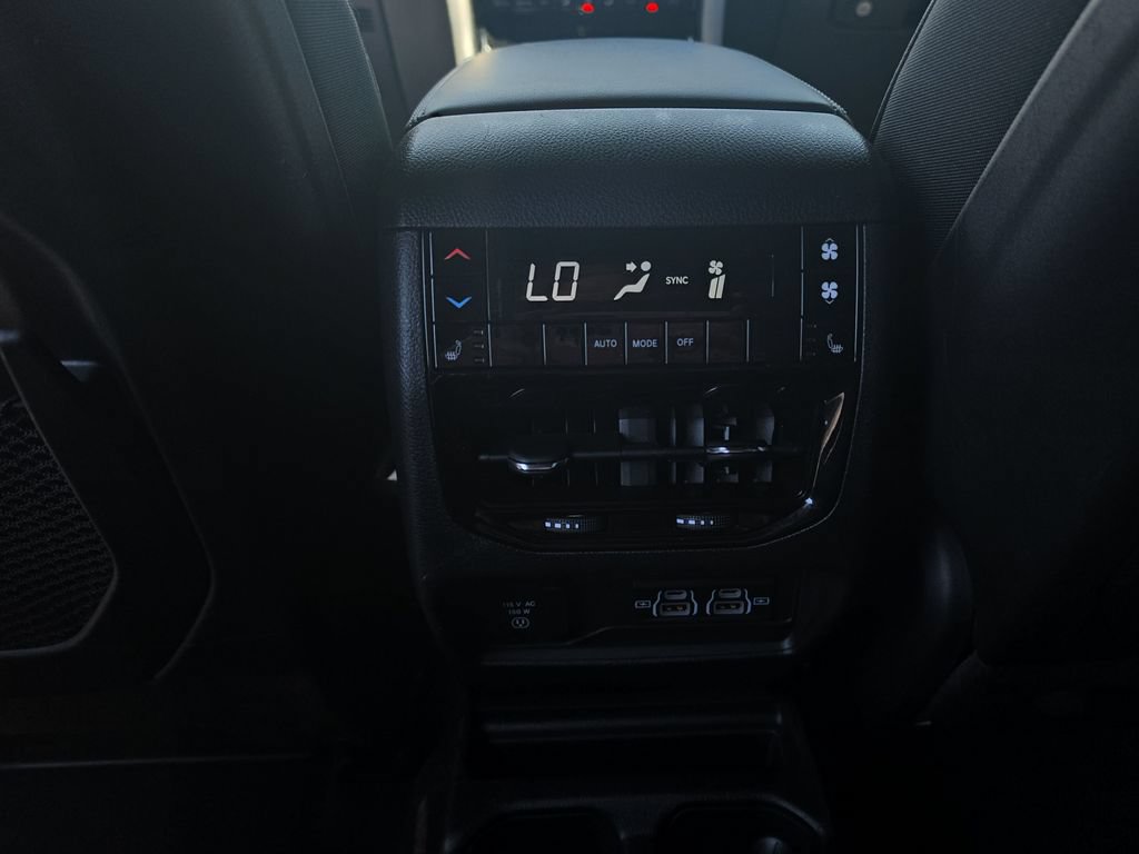 Used 2024 Jeep Grand Cherokee L Limited w/ Black Appearance Package AWD/4WD image 13