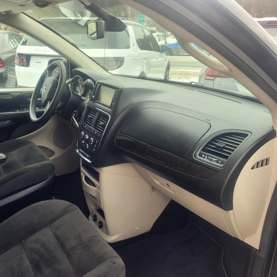 Used 2019 Dodge Grand Caravan SE w/ UConnect Hands-Free Group image 22