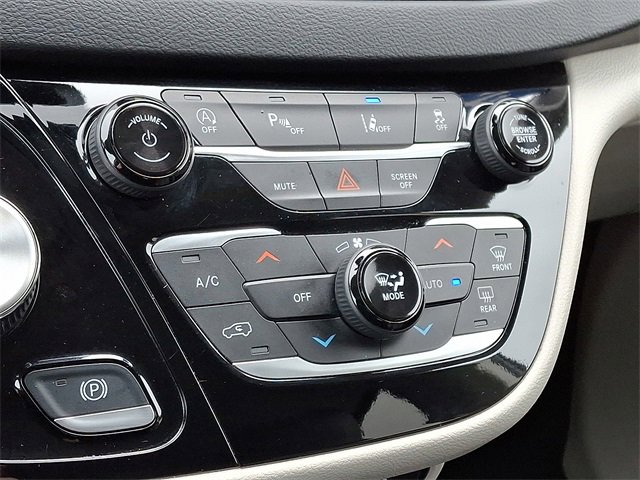 Used 2023 Chrysler Pacifica Touring-L image 18