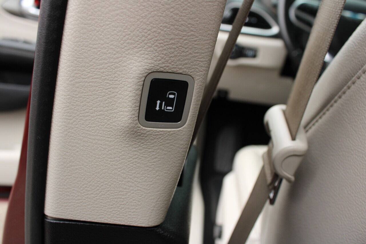 Used 2021 Chrysler Pacifica Touring-L FWD image 36