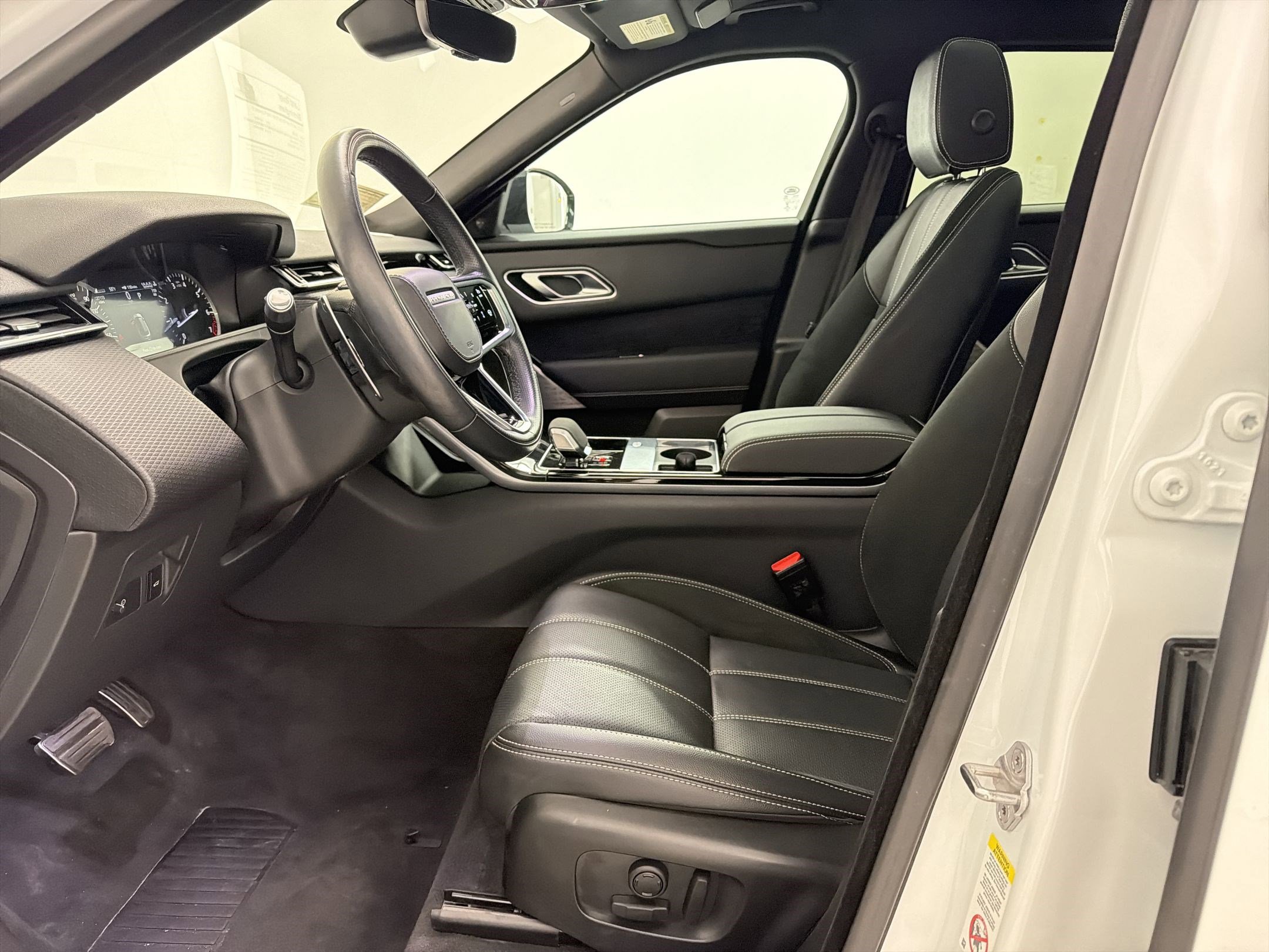 Used 2022 Land Rover Range Rover Velar R-Dynamic S image 5