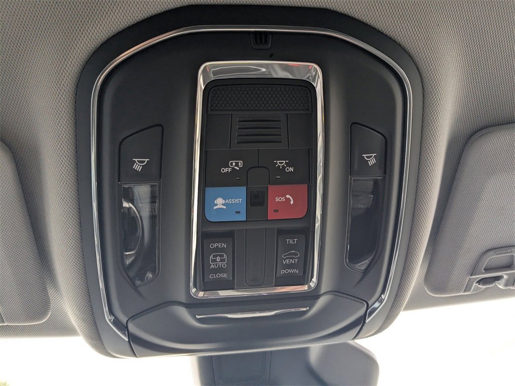 Used 2024 Jeep Grand Cherokee Laredo X image 40