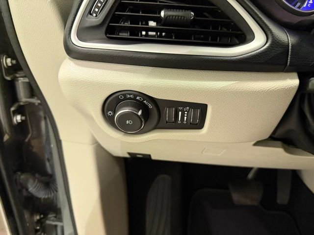 Used 2022 Chrysler Pacifica Touring-L FWD image 19