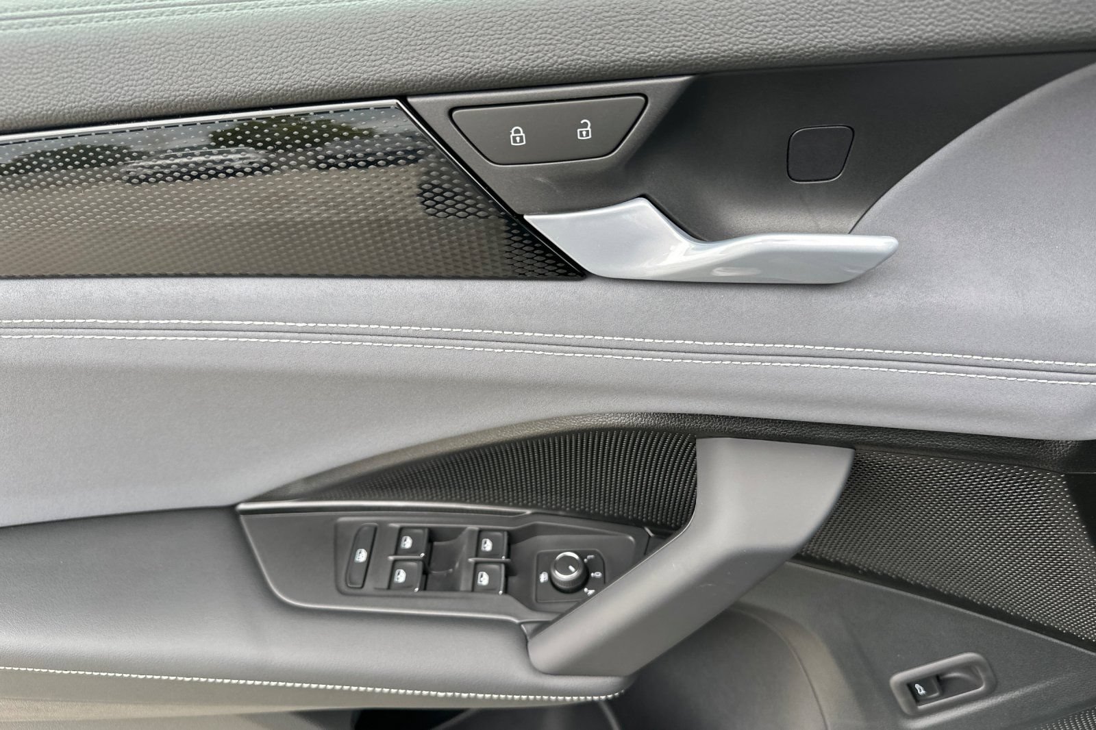 New 2026 Volkswagen Tiguan SE R-Line FWD image 11