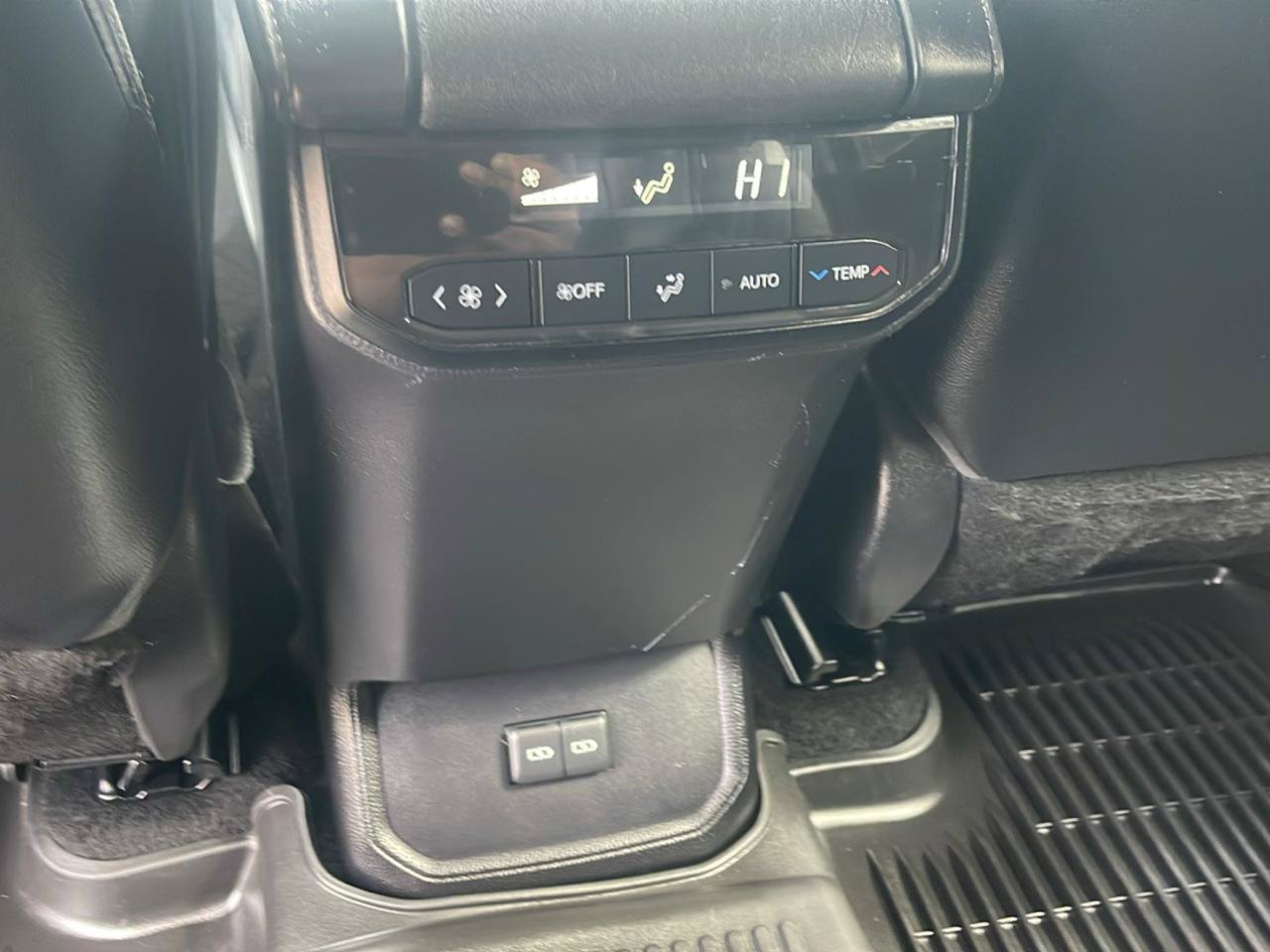 Used 2022 Toyota Highlander XLE AWD/4WD image 24