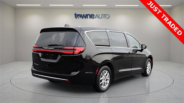 Used 2024 Chrysler Pacifica Touring-L image 6