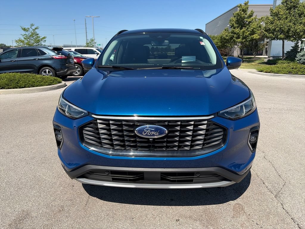 Used 2023 Ford Escape Platinum w/ Premium Technology Package AWD/4WD image 2