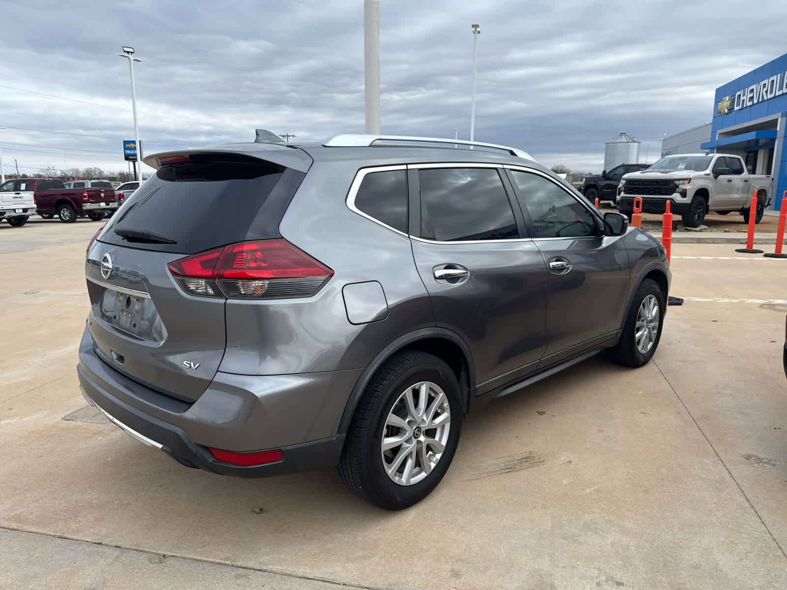 Used 2018 Nissan Rogue SV image 4