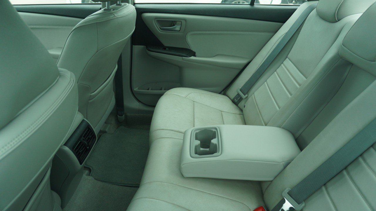 Used 2015 Toyota Camry XLE w/ Moonroof Package FWD image 11