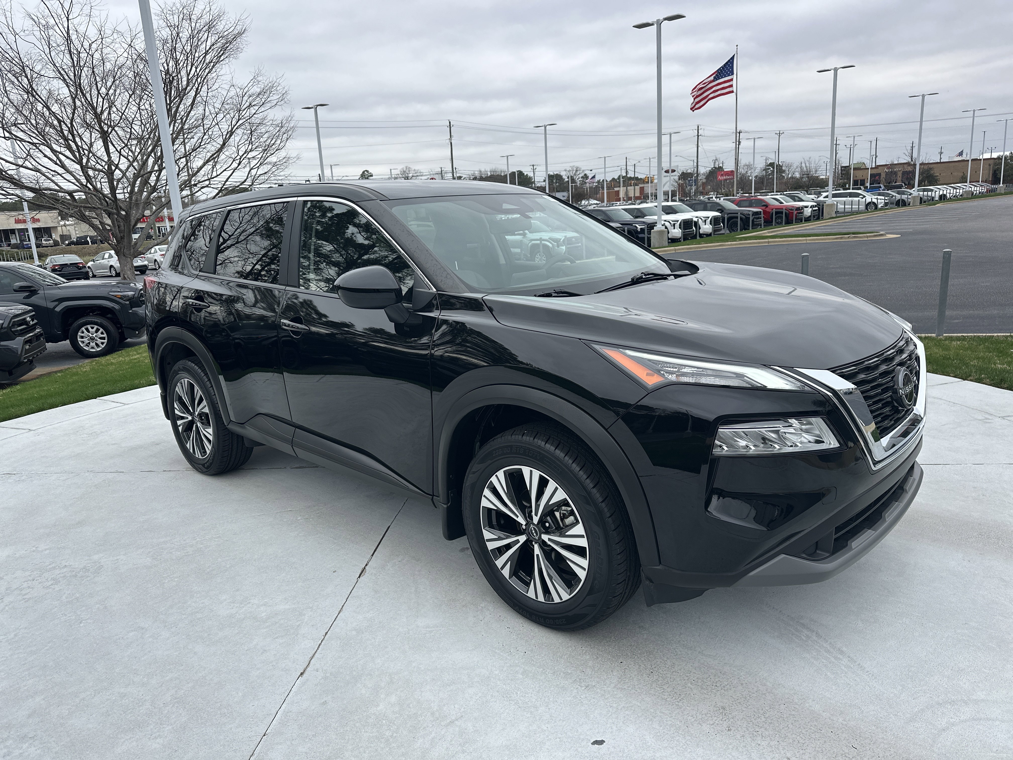 Used 2023 Nissan Rogue SV image 2