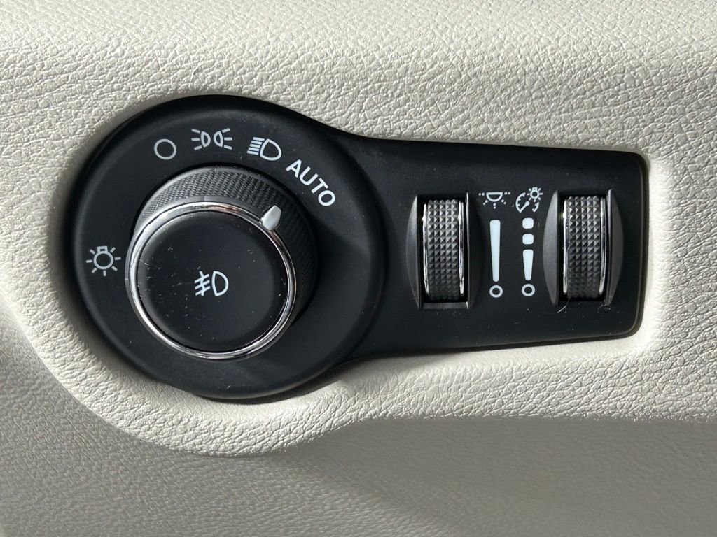 Used 2023 Chrysler Pacifica Touring-L image 30