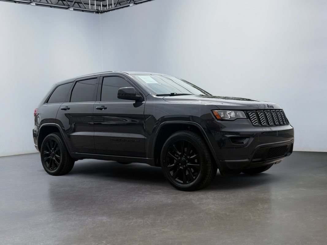 Used 2018 Jeep Grand Cherokee Altitude RWD image 3