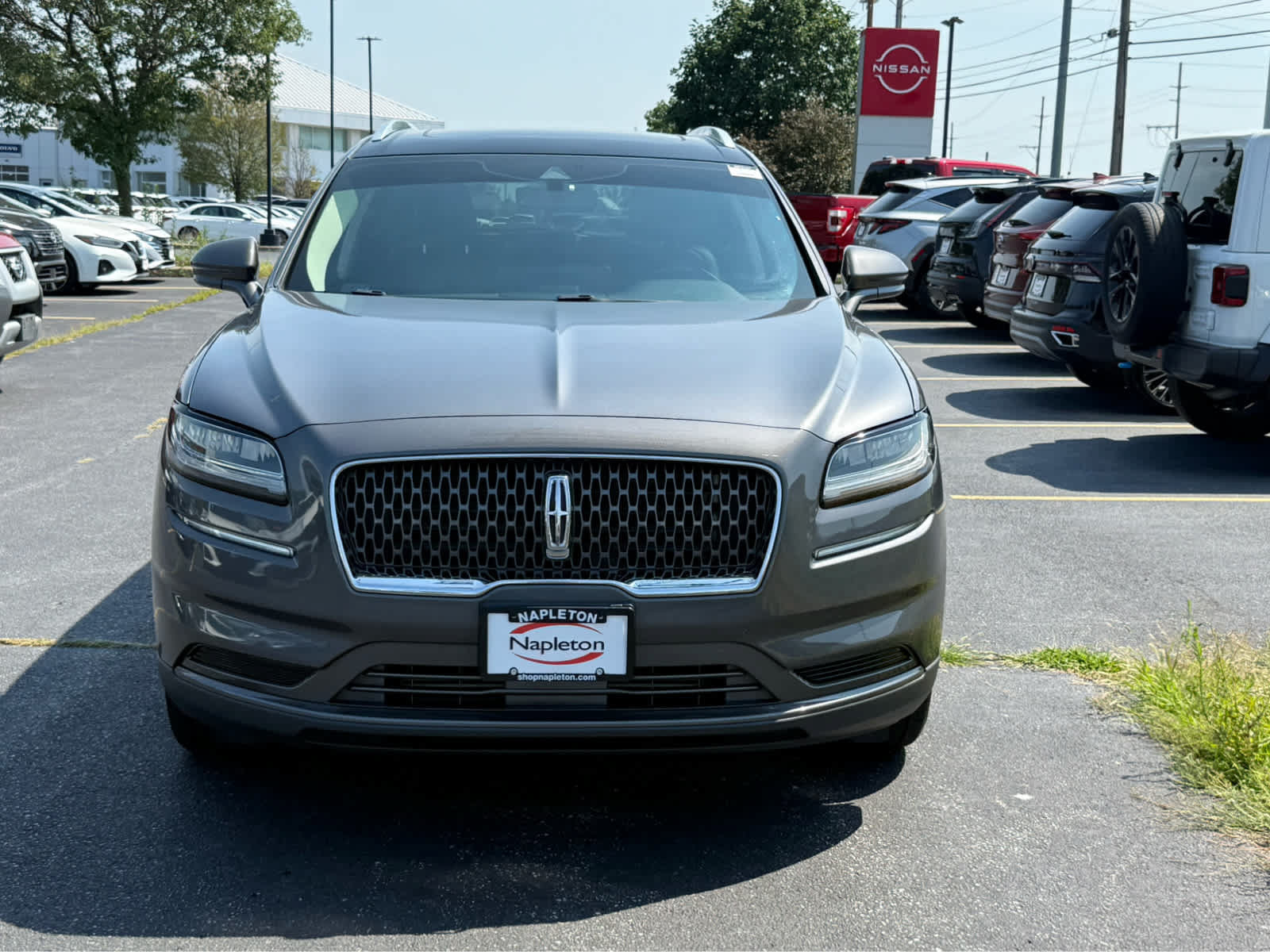 Used 2022 Lincoln Nautilus Reserve w/ Monochromatic Package AWD/4WD image 2