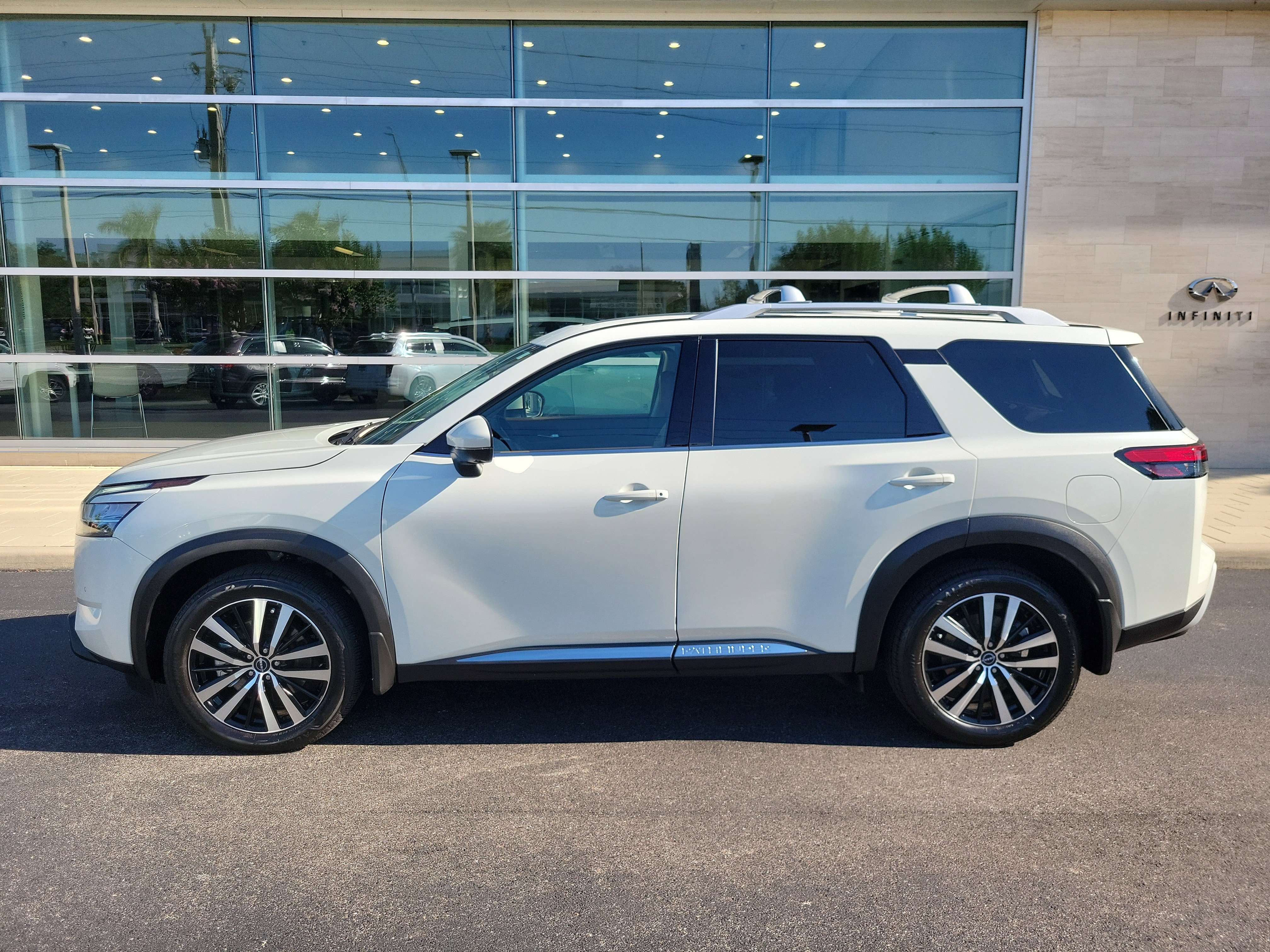 Used 2024 Nissan Pathfinder Platinum w/ Cargo Package AWD/4WD image 7