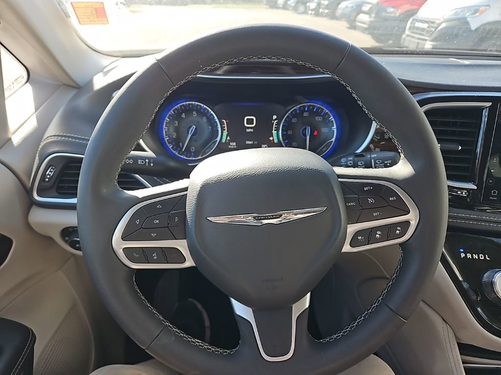 Used 2024 Chrysler Pacifica Limited image 18