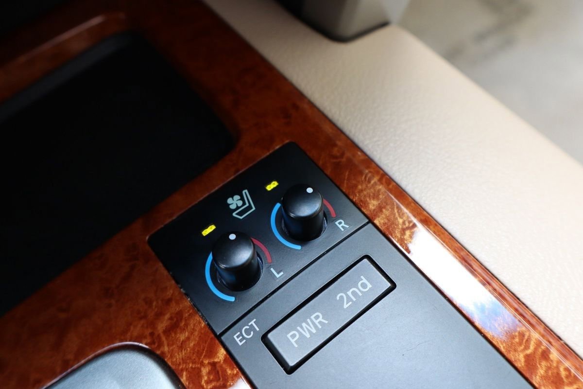 Used 2013 Toyota Land Cruiser image 18