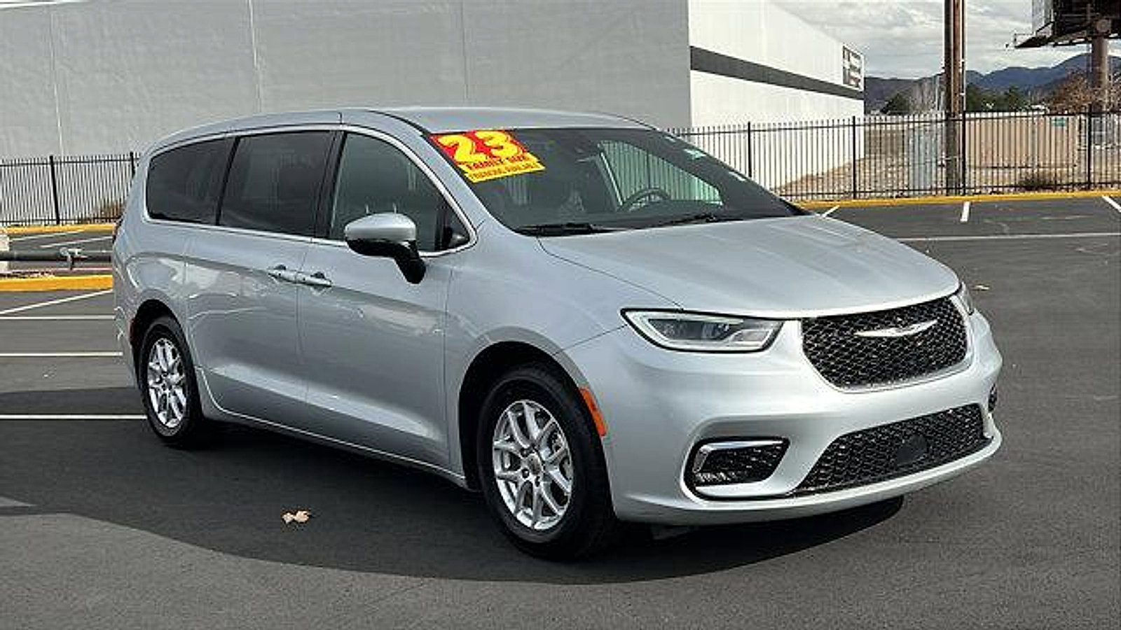 Used 2023 Chrysler Pacifica Touring image 3