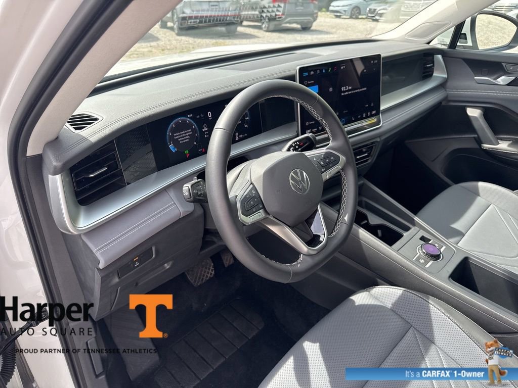 Used 2025 Volkswagen Tiguan SE w/ Panoramic Sunroof Package image 14