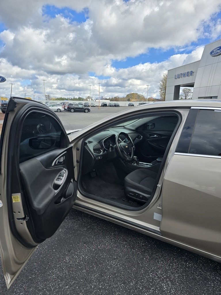 Used 2022 Chevrolet Malibu LT w/ Sport Edition image 9