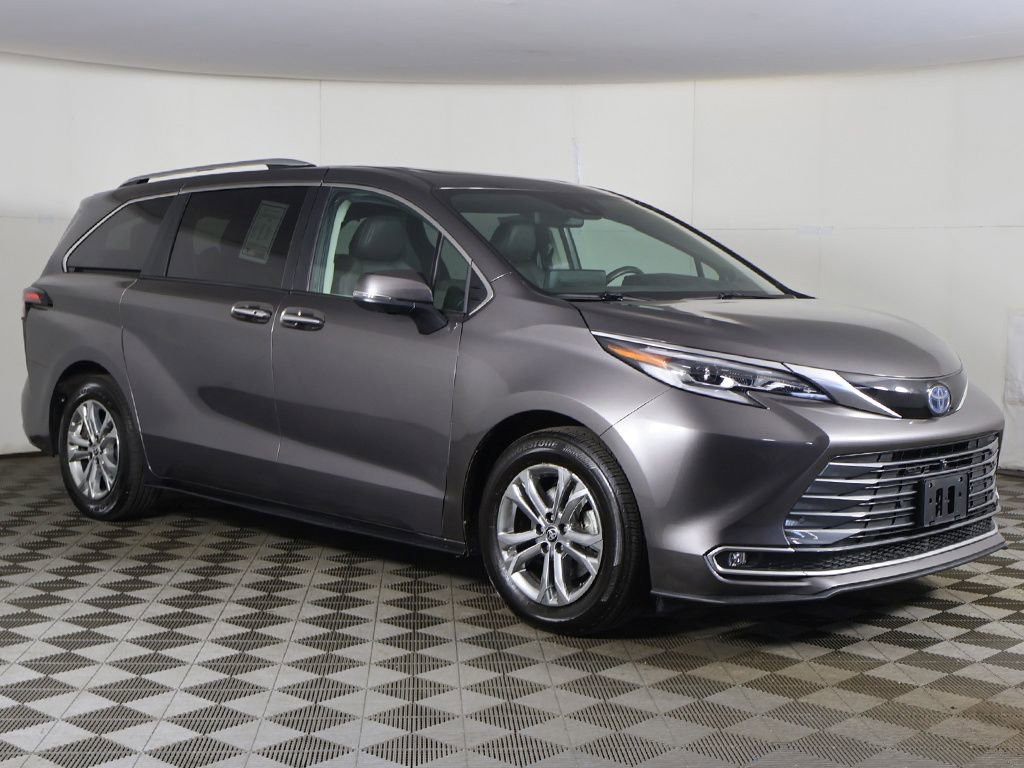 Used 2023 Toyota Sienna Platinum image 2