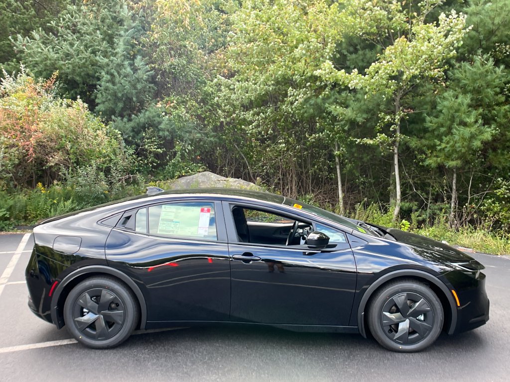 New 2027 Toyota Prius Plug-In Hybrid FWD image 6