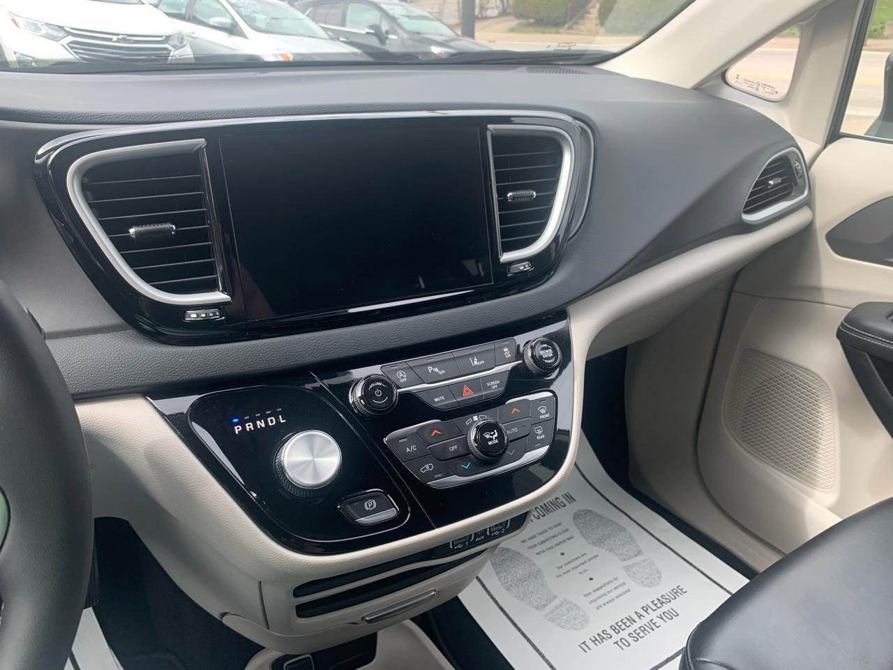 Used 2023 Chrysler Pacifica Touring-L image 18