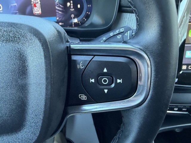 Used 2023 Volvo XC40 B5 Plus image 15