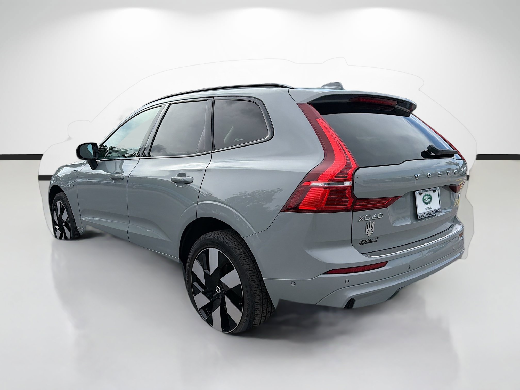 Used 2024 Volvo XC60 T8 Plus w/ Protection Package Premier AWD/4WD image 3