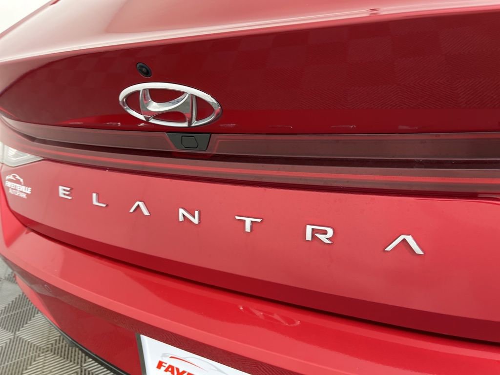 Used 2022 Hyundai Elantra Limited w/ Preferred Accessory Package image 13