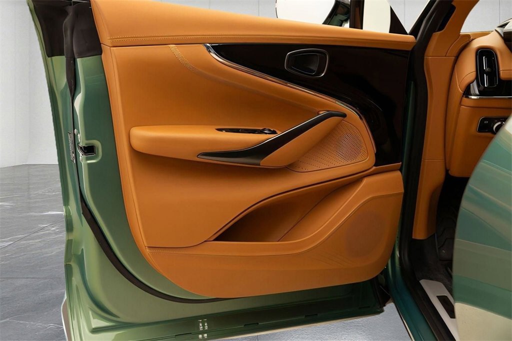 New 2025 Aston Martin DBX 707 image 16