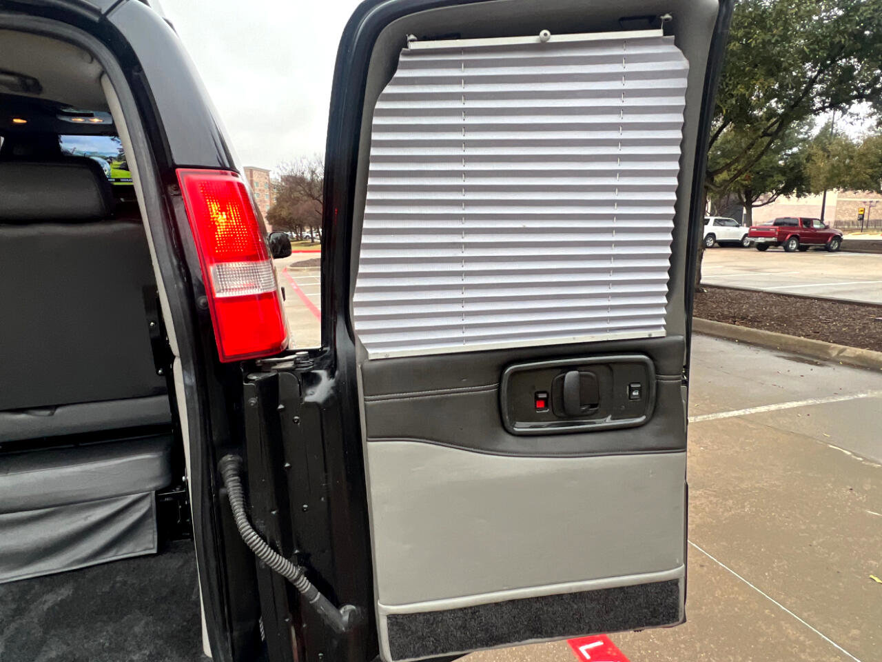 Used 2017 Chevrolet Express 2500 Extended image 46