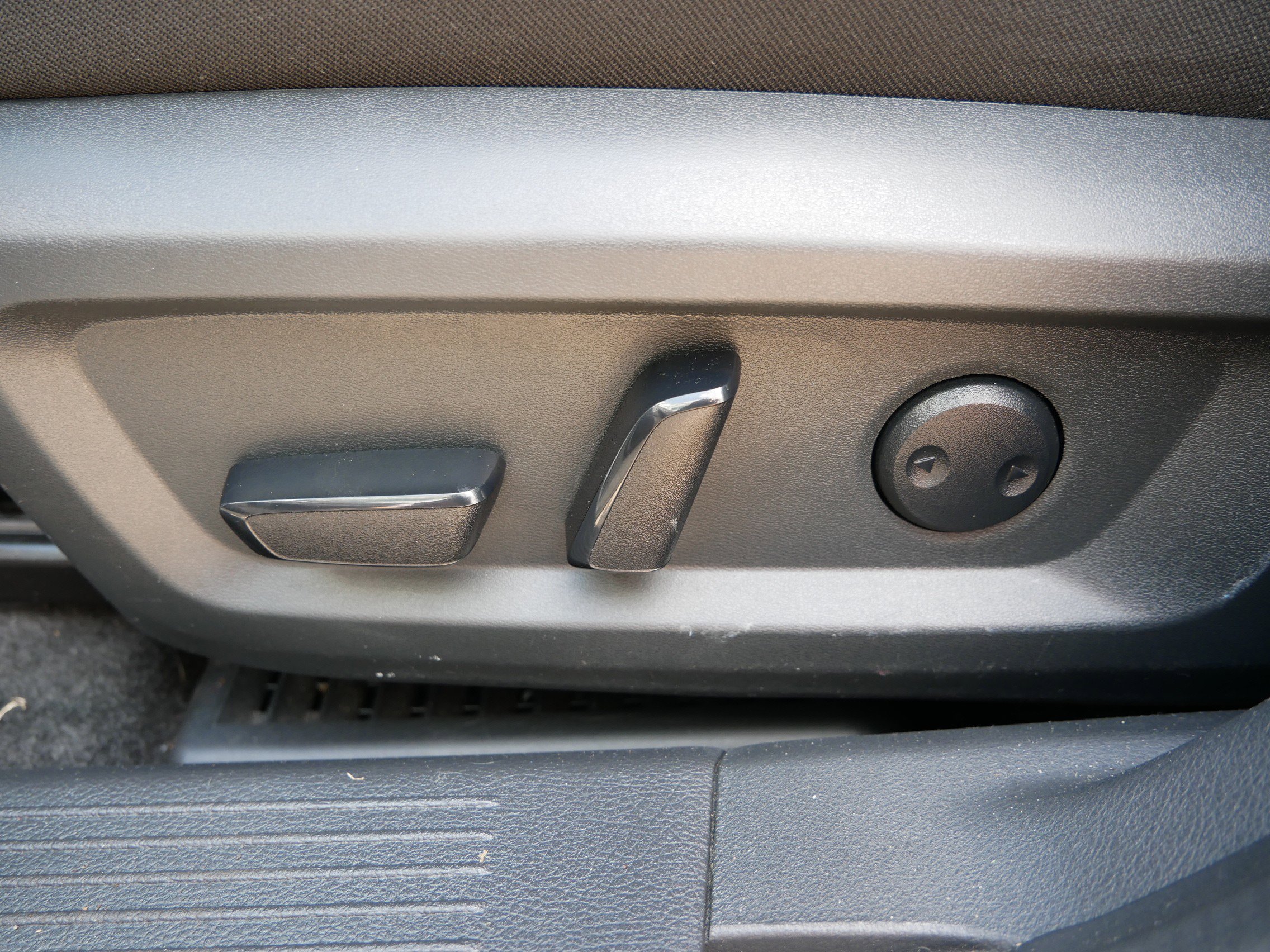 Used 2023 Nissan Rogue SV image 12