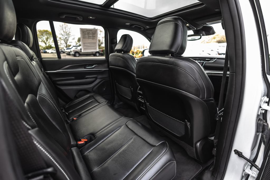 Used 2024 Jeep Grand Cherokee Limited AWD/4WD image 33
