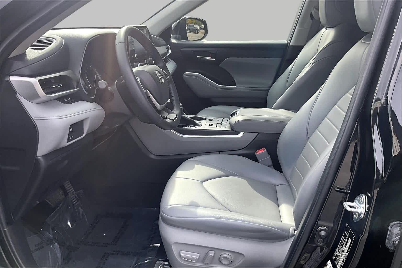 Used 2022 Toyota Highlander XLE AWD/4WD image 8