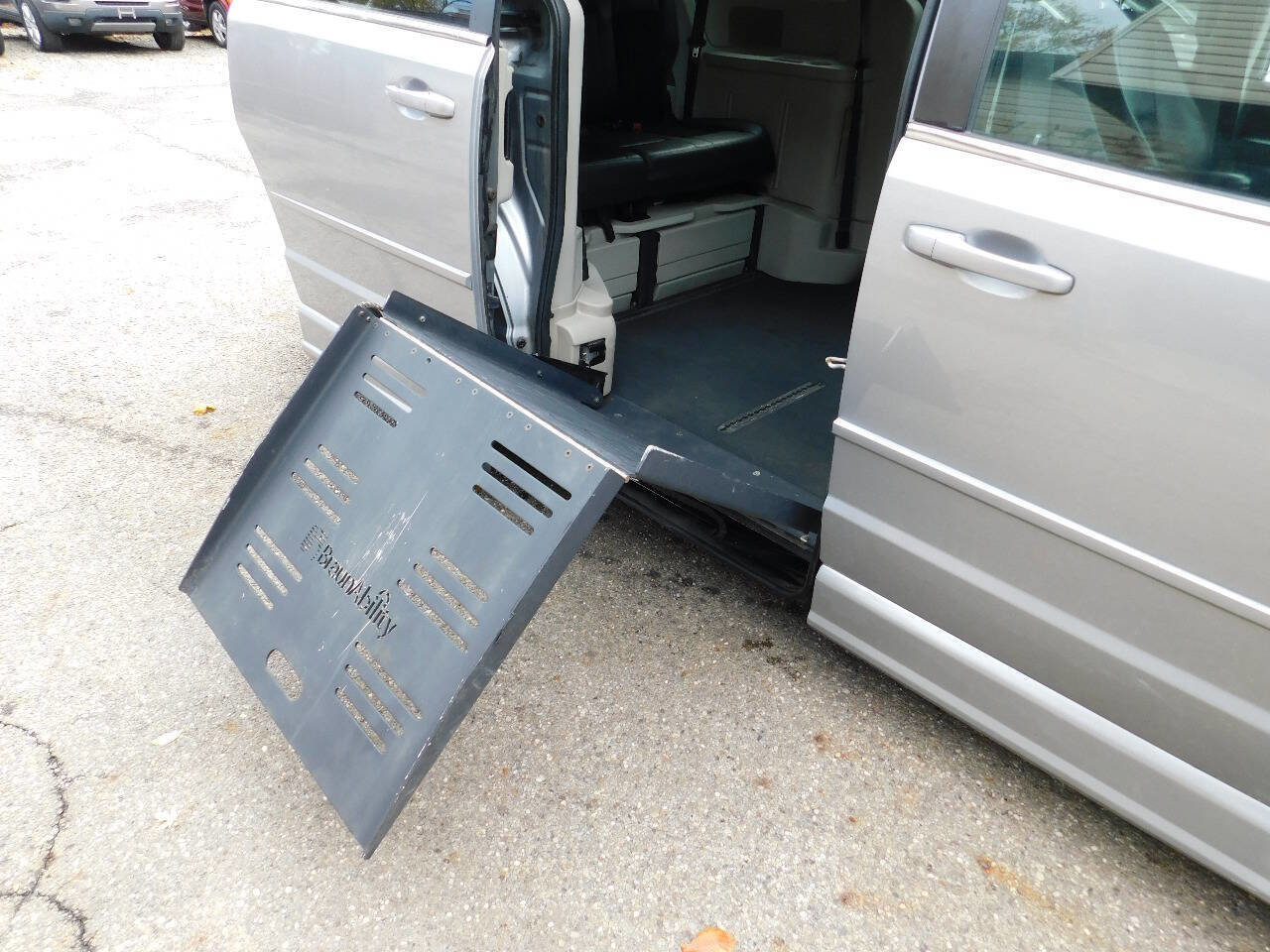 Used 2017 Dodge Grand Caravan SXT image 6