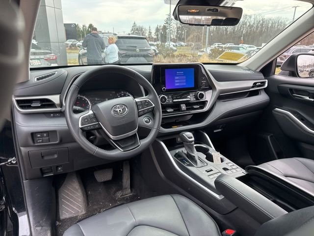 Used 2025 Toyota Highlander XLE image 32