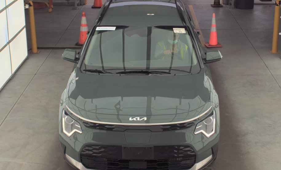 Certified 2024 Kia Niro Wind w/ Wind Preserve Package FWD image 3