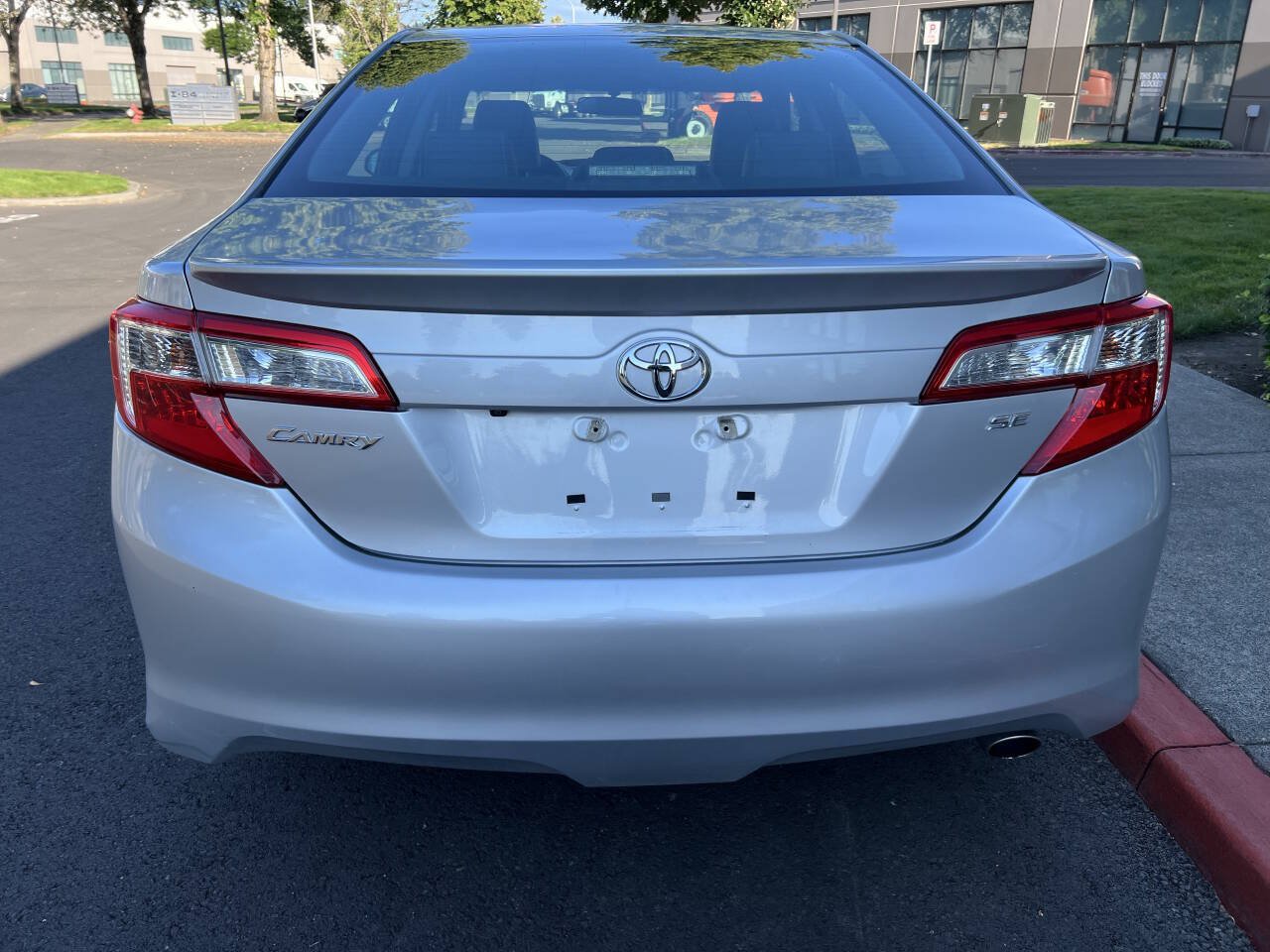 Used 2014 Toyota Camry SE FWD image 4