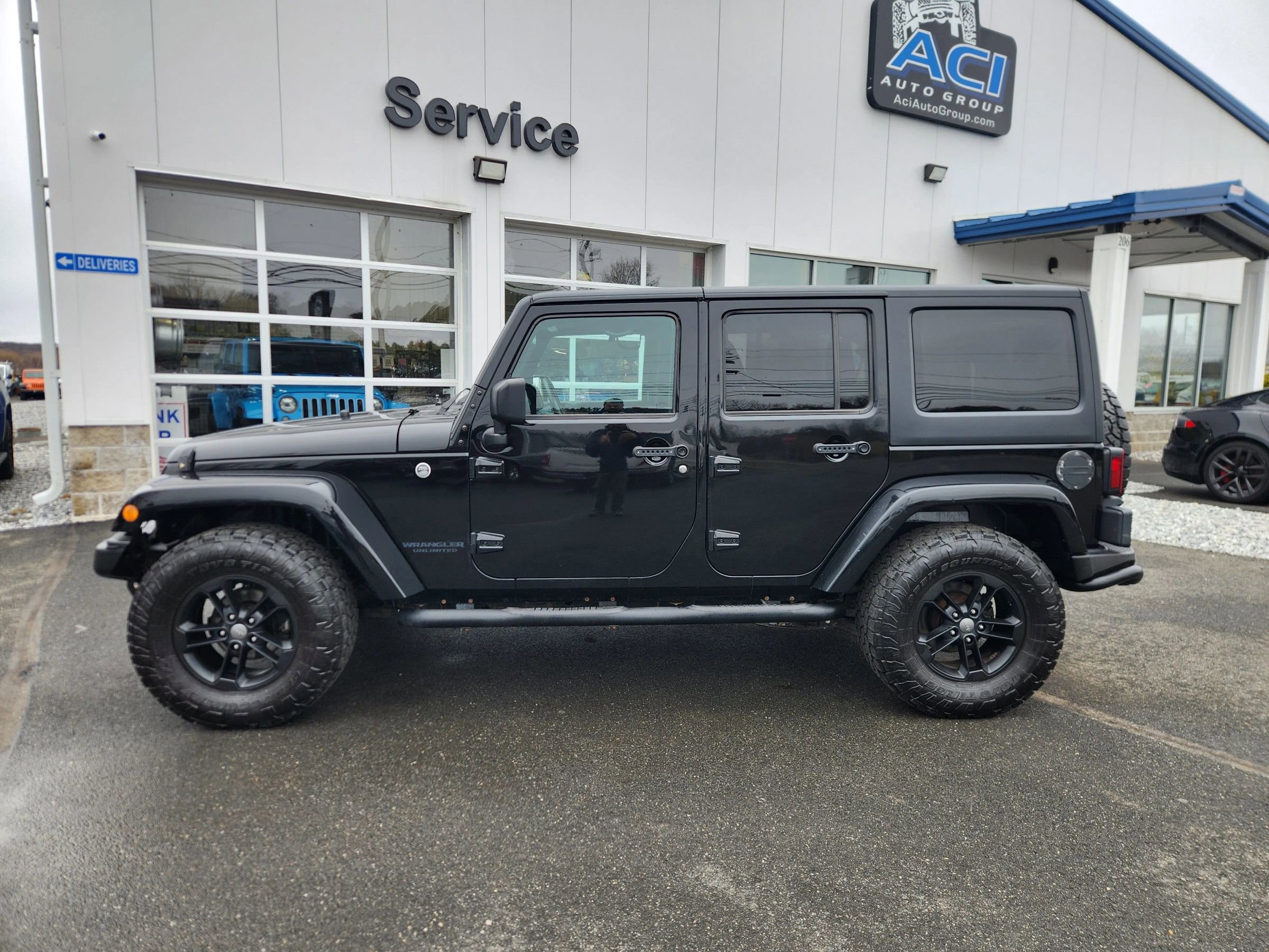 Used 2017 Jeep Wrangler Unlimited Sahara AWD/4WD image 9