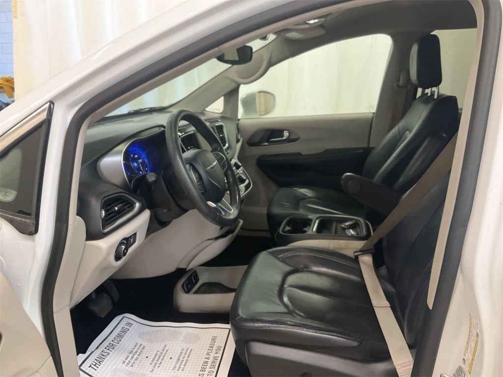 Used 2020 Chrysler Pacifica Touring-L image 3