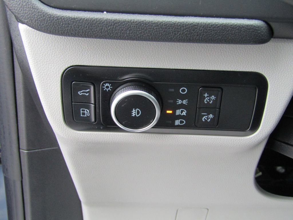 Used 2025 Ford Escape SE w/ PHEV Premium Package image 17