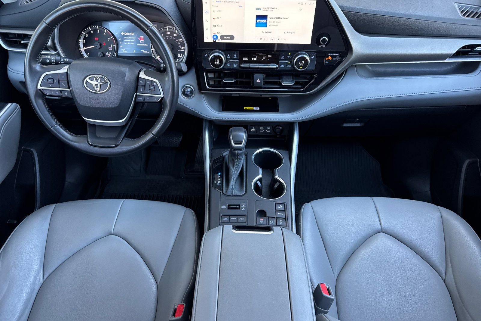 Used 2023 Toyota Highlander XLE image 14