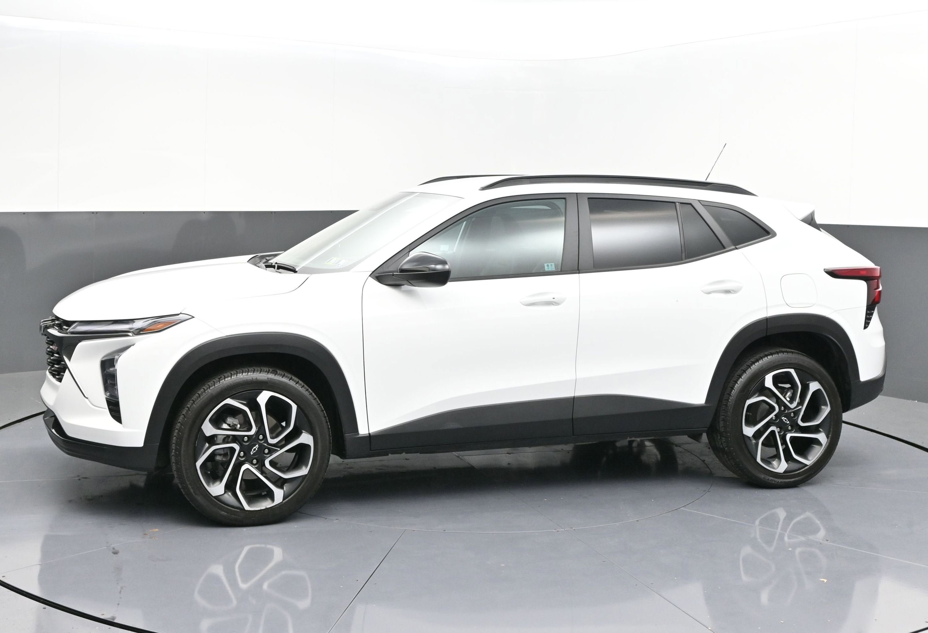 Certified 2025 Chevrolet Trax RS w/ Driver Confidence Package image 4