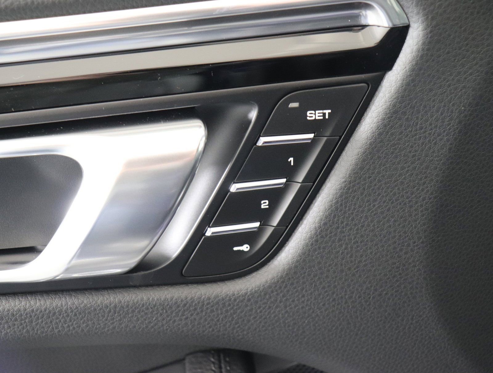 Certified 2025 Porsche Macan AWD/4WD image 32