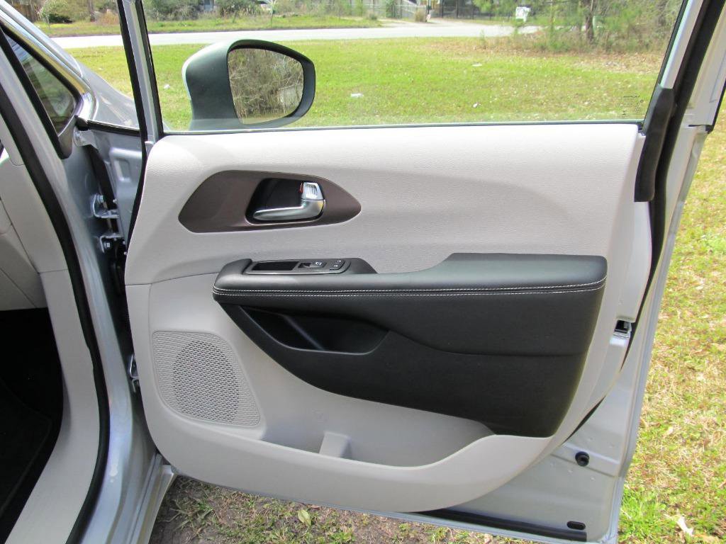 Used 2023 Chrysler Voyager LX image 46