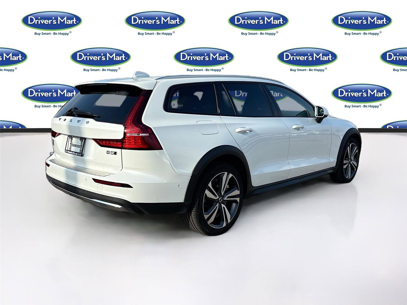 Used 2025 Volvo V60 B5 Cross Country Plus image 7