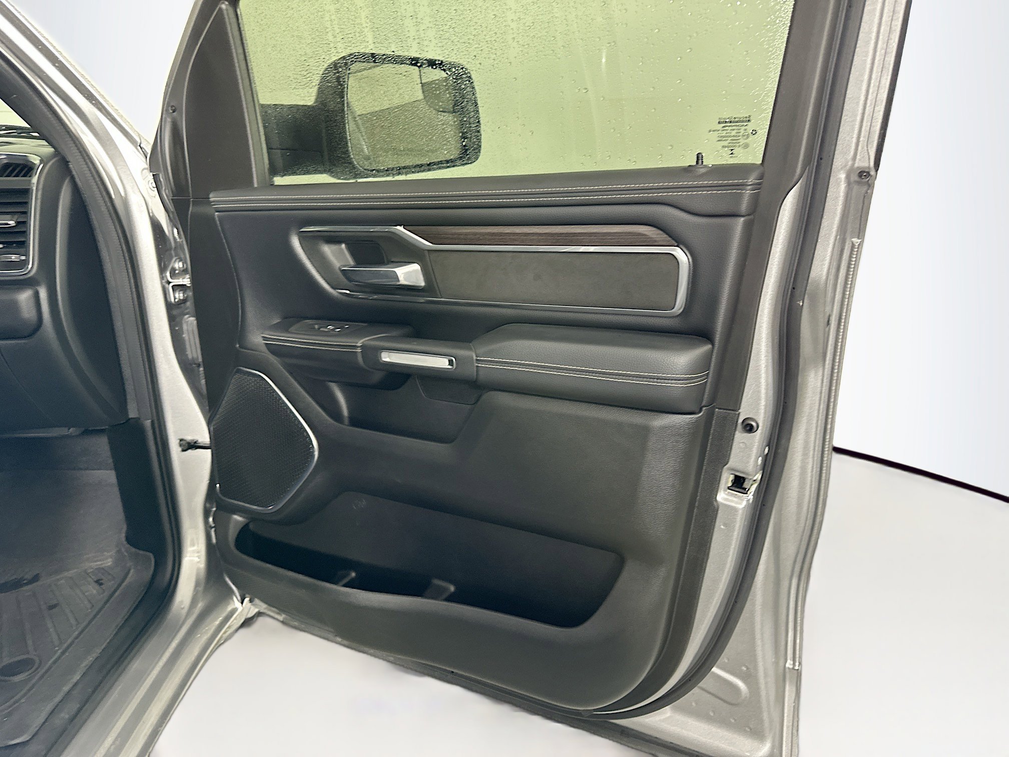 Used 2025 RAM 1500 Laramie image 31