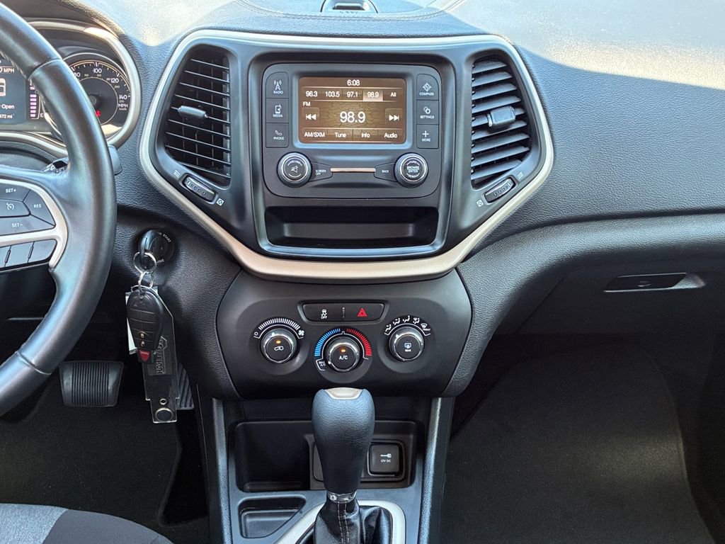 Used 2018 Jeep Cherokee Latitude w/ Altitude Package FWD image 3