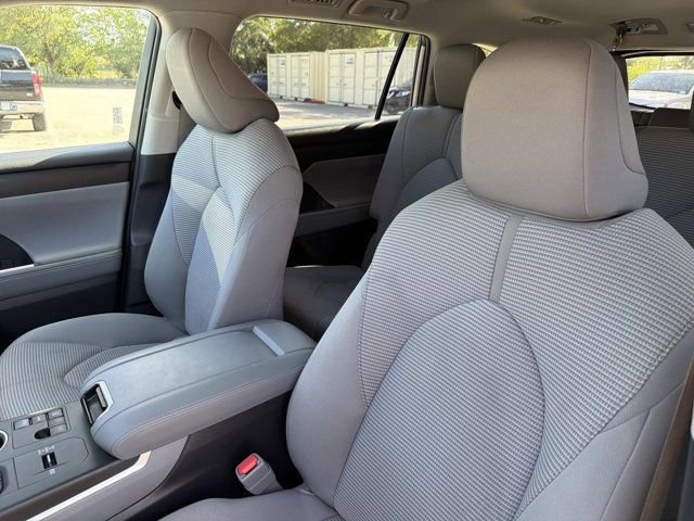 Used 2023 Toyota Highlander L image 11
